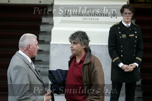 Amsterdam 14 mei 2004
Rob Oudkerk verlaat op fiets het Amstel Hotel.