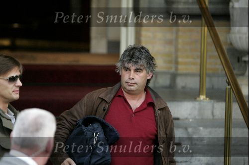 Amsterdam 14 mei 2004
Rob Oudkerk verlaat op fiets het Amstel Hotel.