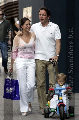 Amsterdam 29 mei 2004
Robert Leroy met zijn vrouw Sacha en zoontje Joshua op pc hooftstraat