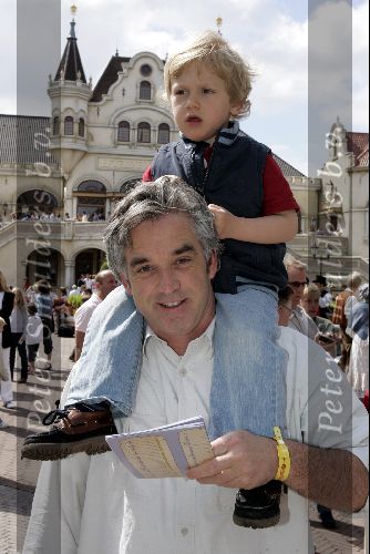 Kaatsheuvel 16 mei 2004
Robert v d Kamp Beveiliging met zoontje