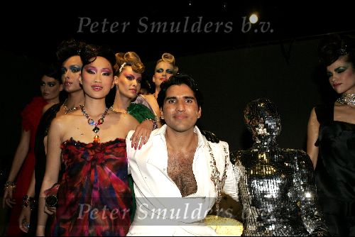 Amsterdam 28 mei 2004
Show Rodrigo Otazu in hangar op schiphol Oost
Rodrigo Otazu met modellen