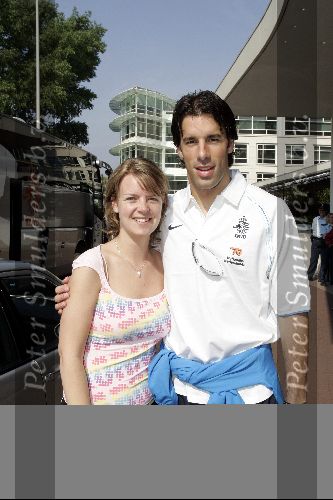 Amsterdam 8 juni 2004
Ruud v Nistelrooij met zijn vriendin bij vertrek Nederlands 11 naar Portugal.
Peter Smulders bv