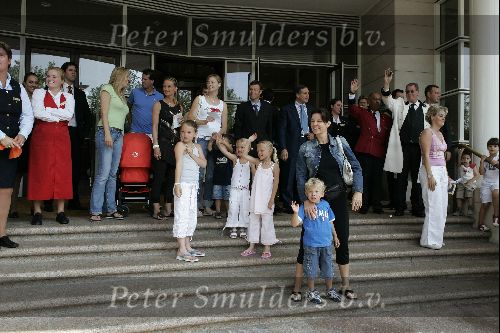 Amsterdam 8 juni 2004
Vrouw Phillip Cocu met kinderen  en vriendin Pierre v Hooijdonk bij vertrek Nederlands elftal naar Portugal