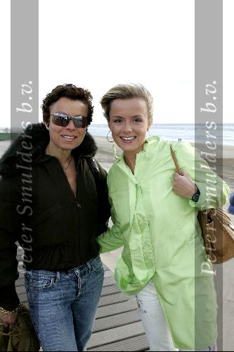 Bloemendaal 12 mei 2004
Feestje van Leco  Zadelhoff in strandtent vroeger.
Suze Mens met moeder