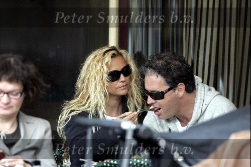 Amsterdam 26 mei 2004
Tatjana met haar vriend Ewald op terras bij Joffers Kussend