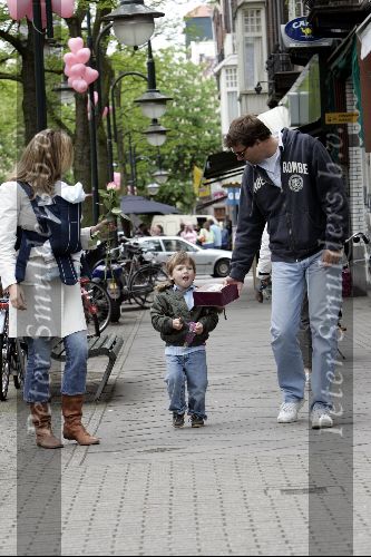 Amsterdam 8 mei 2004
Reinout Oerlemans met Danielle Overgaag en Tijmen en Fiene wandelen op cornelis schuytstraat
