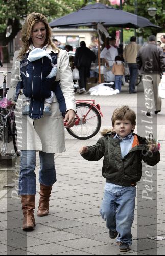 Amsterdam 8 mei 2004
Reinout Oerlemans met Danielle Overgaag en Tijmen en Fiene wandelen op cornelis schuytstraat