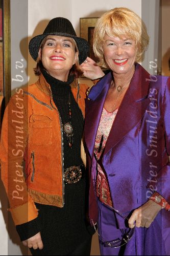 Hollandsche Rading 30 mei 2004
Opening expositie  Dominic Grant en Astrid Engels.
Sheila de Vries en Vivian Boelen