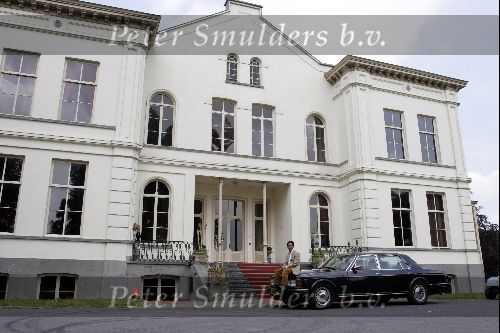 Zeist 18 mei 2004
Wibi Soerjadi in zijn huis in Zeist. Met Rolls Royce