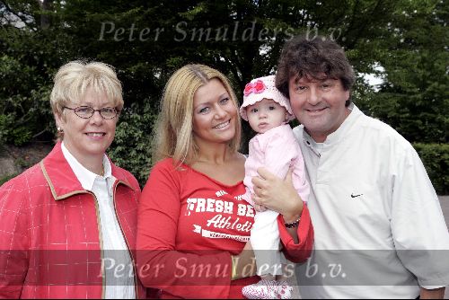 Kaatsheuvel 16 mei 2004
Bekende nederlanders in de efteling.
Albert West met vrouw en dochter en kleinkind.