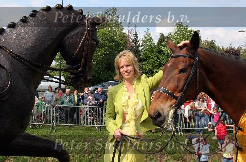 Erp 3 Mei 2005 Onthulling van de bronzen Bonfire. Anky v Grunsven met haar echte paard en de bronzen Bonfire