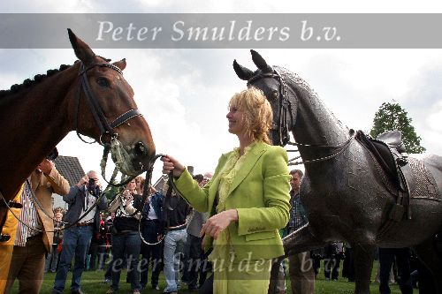 Erp 3 Mei 2005 Onthulling van de bronzen Bonfire. Anky v Grunsven met haar echte paard en de bronzen Bonfire