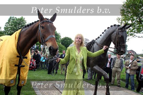 Erp 3 Mei 2005 Onthulling van de bronzen Bonfire. Anky v Grunsven met haar echte paard en de bronzen Bonfire