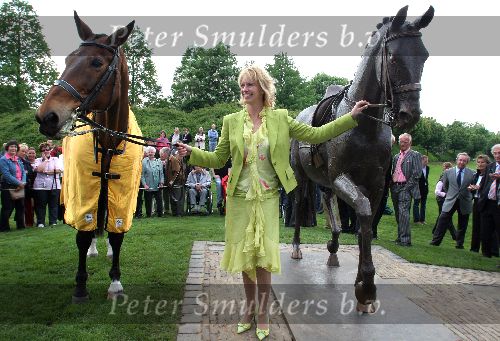 Erp 3 Mei 2005 Onthulling van de bronzen Bonfire. Anky v Grunsven met haar echte paard en de bronzen Bonfire