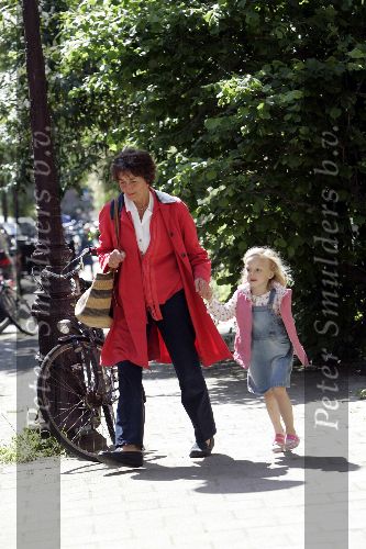 Amsterdam 14 juni 2005
Mevrouw v d Broek gaat boodschappen doen met Anna v Vollenhoven