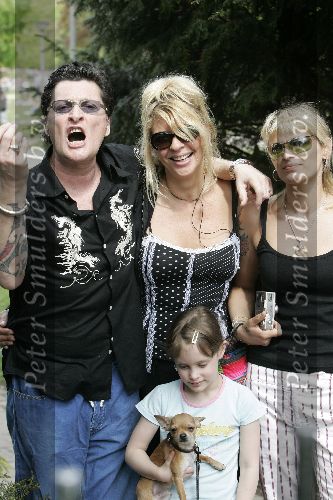 Amsterdam 1 mei 2005
Manuela Kemp Barry hay en vrouw met dochter op hek van vondelpark
