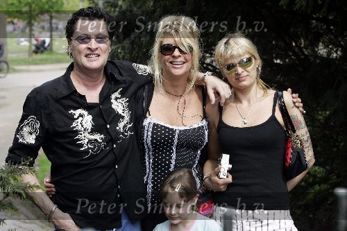 Amsterdam 1 mei 2005
Manuela Kemp Barry hay en vrouw met dochter op hek van vondelpark