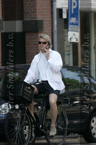 Amsterdam 28 mei 2005
Bastiaan Ragas op fiets met gsm.