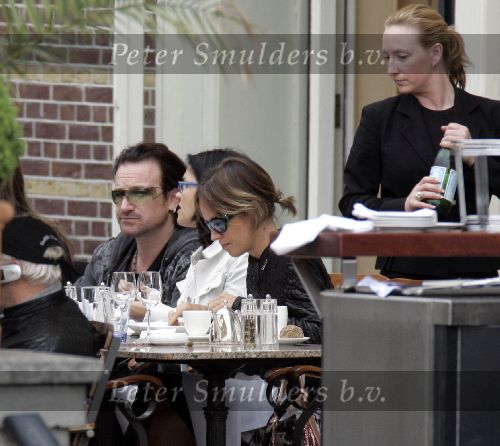 Amsterdam 29 mei 2005
Bono (U2) op terras bij Amstel hotel .