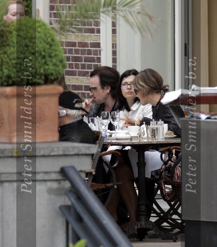 Amsterdam 29 mei 2005
Bono (U2) op terras bij Amstel hotel