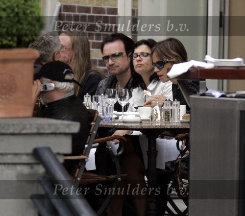 Amsterdam 29 mei 2005
Bono (U2) op terras bij Amstel hotel .