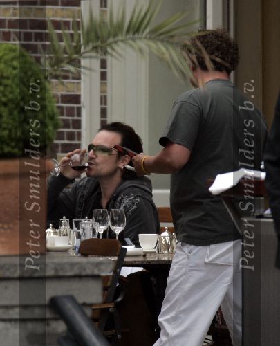Amsterdam 29 mei 2005
Bono (U2) op terras bij Amstel hotel . drinkt wijn