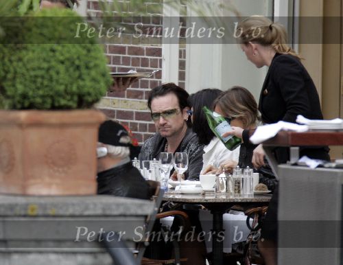 Amsterdam 29 mei 2005
Bono (U2) op terras bij Amstel hotel