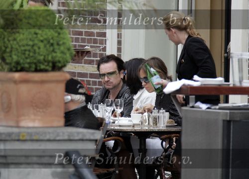 Amsterdam 29 mei 2005
Bono (U2) op terras bij Amstel hotel .
