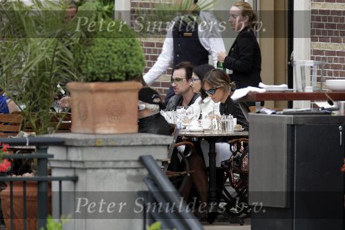 Amsterdam 29 mei 2005
Bono (U2) op terras bij Amstel hotel .
