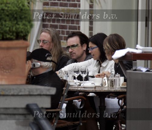 Amsterdam 29 mei 2005
Bono (U2) op terras bij Amstel hotel