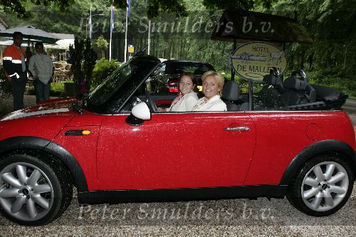 Vierhouten 29 mei 2005
Rally met cabrio\'s vanwege 10 jarig bestaan Beau Monde.
Caroline Tensen met dochter Lotte in mini cooper cabrio