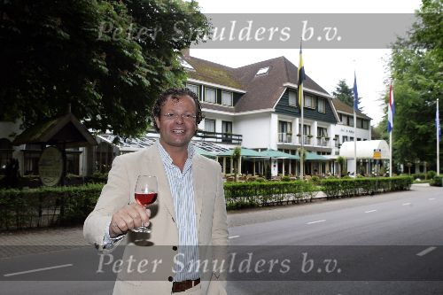 Vierhouten 20 mei 2005
Rally met cabrio\'s vanwege 10 jarig bestaan Beau Monde.
Chris Luken voor zijn hotel de malle jan