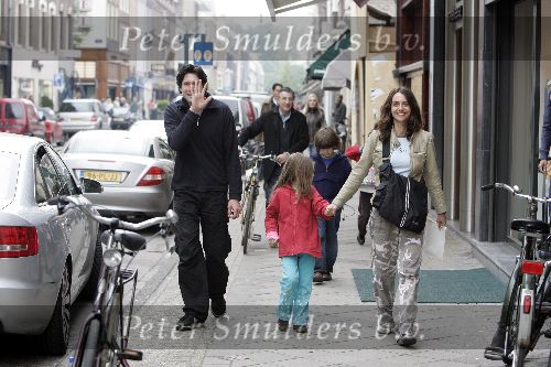 Amsterdam  3 mei 2005
Daniell Boissevain en vrouw verbergen zich tijdens winkelen op pc hooftstraat