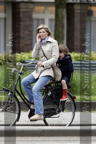 Amsterdam 11 mei 2005
Danielle Overgaag zonder krukken op fiets met Thijmen