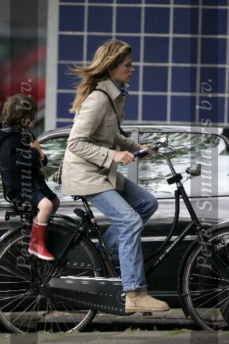 Amsterdam 11 mei 2005
Danielle Overgaag zonder krukken op fiets met Thijmen