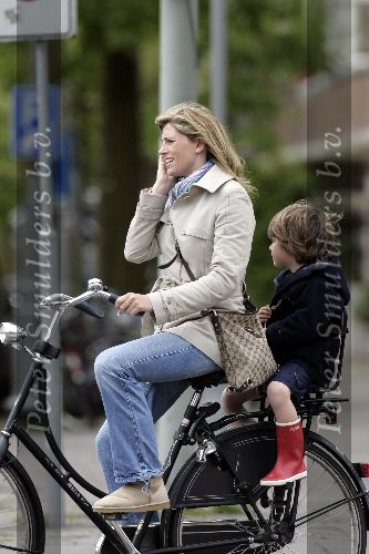 Amsterdam 11 mei 2005
Danielle Overgaag zonder krukken op fiets met Thijmen