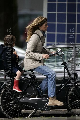 Amsterdam 11 mei 2005
Danielle Overgaag zonder krukken op fiets met Thijmen