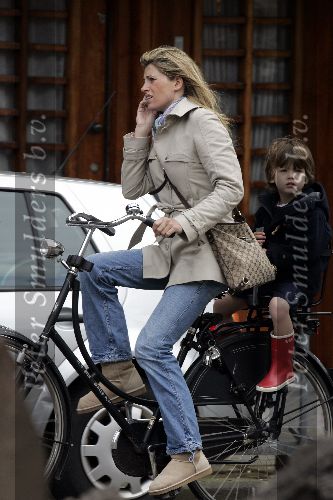 Amsterdam 11 mei 2005
Danielle Overgaag zonder krukken op fiets met Thijmen. met gsm