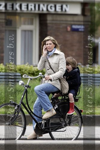 Amsterdam 11 mei 2005
Danielle Overgaag zonder krukken op fiets met Thijmen
