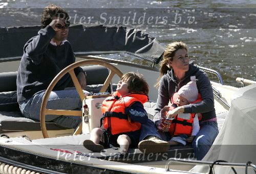 Amsterdam 14 mei 2005
Reinout Oerlemans en Danielle Overgaag varen met sloep.
Fiene en Thijmen zijn ook mee.