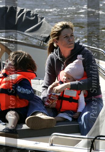 Amsterdam 14 mei 2005
Reinout Oerlemans en Danielle Overgaag varen met sloep.
Fiene en Thijmen zijn ook mee.