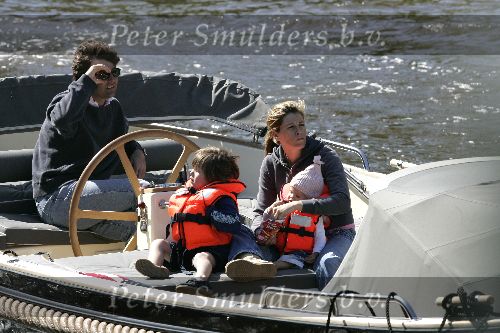 Amsterdam 14 mei 2005
Reinout Oerlemans en Danielle Overgaag varen met sloep.
Fiene en Thijmen zijn ook mee.