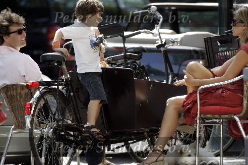 Amsterdam 28 mei 2005
Reinout Oerlemans met Fiene en Thijmen en hond evert in bakfiets. Danielle Overgaag