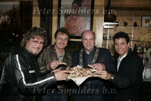 Volendam 13 mei 2005
Opening Paling sound museum. Jan Smit  Piet Veerman en Jan Tuyp met burgemeester Volendam dhr. v Beek