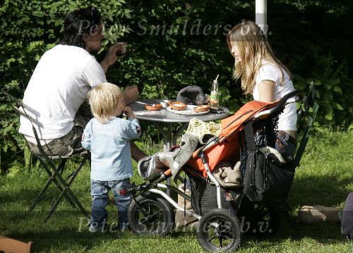 Scheveningen 21 mei 2005
Dinand Woesthoff met zijn nieuwe vriendin en Dean Maddy in het park en op bootje.