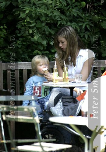 Scheveningen 21 mei 2005
Dinand Woesthoff  zijn nieuwe vriendin en Dean Maddy in het park en speeltuin met ijsje