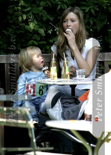 Scheveningen 21 mei 2005
Dinand Woesthoff  zijn nieuwe vriendin en Dean Maddy in het park en speeltuin met ijsje