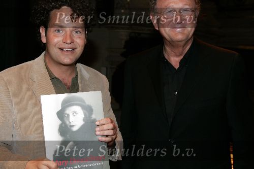 Amsterdam 30 mei 2005
Presentatie Boek Mary Dresselhuys in schouwburg amsterdam.
Dirk Zeelenberg met Joop v d Ende
