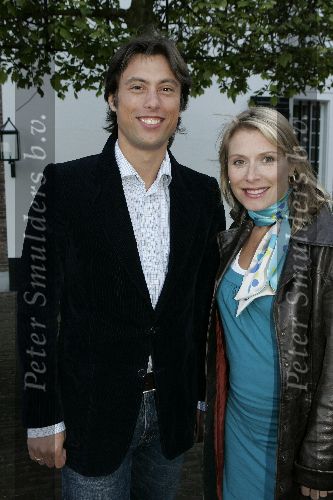 Naarden 12 mei 2005
Presentatie boek schreeuwen/huilen van Govert de Roos bij Arsenaal.
Elle v Rijn zwanger met haar man Kaja