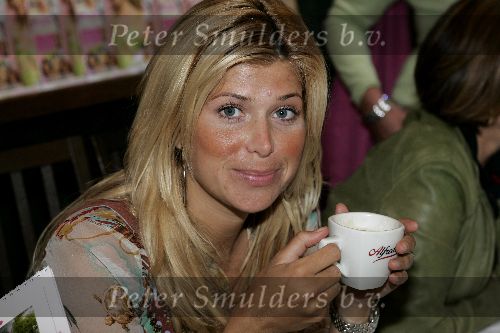 Vierhouten 29 mei 2005
Rally met cabrio\'s vanwege 10 jarig bestaan Beau Monde.
Estelle Gullit met kop koffie